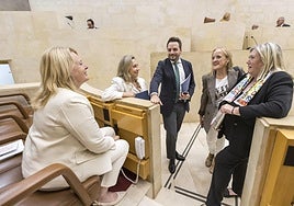 Diputados de la bancada del PP conversan antes del inicio de la sesión plenaria del Parlamento.