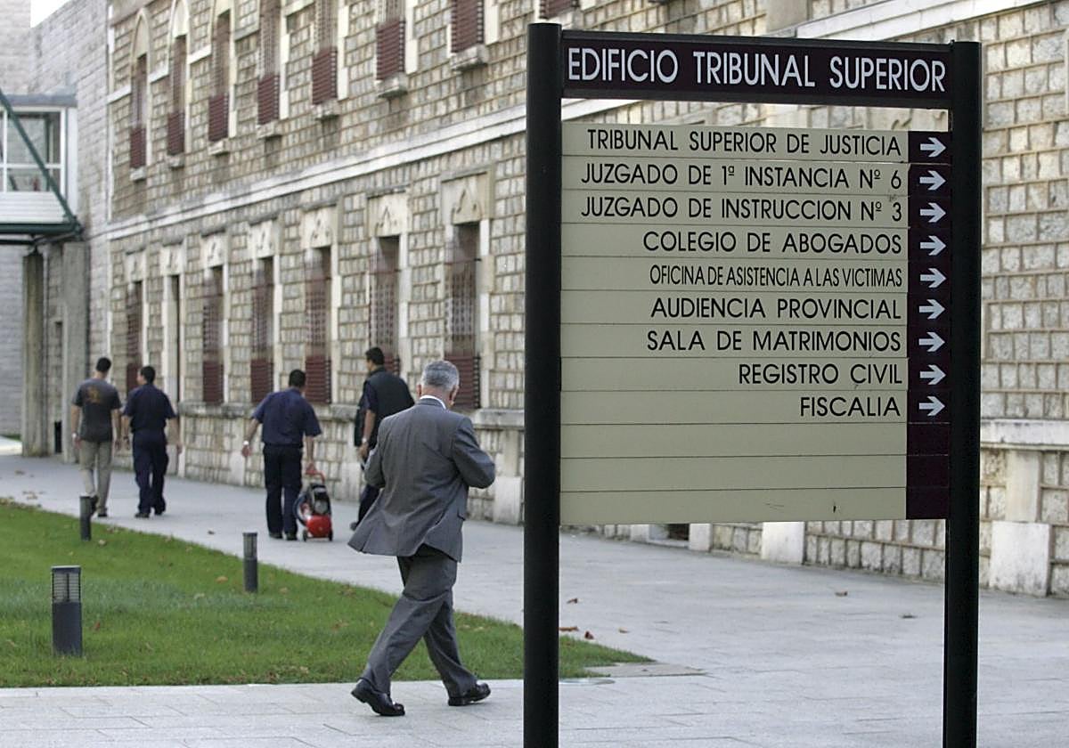 Acceso al edificio de Las Salesas, sede del Tribunal Superior.