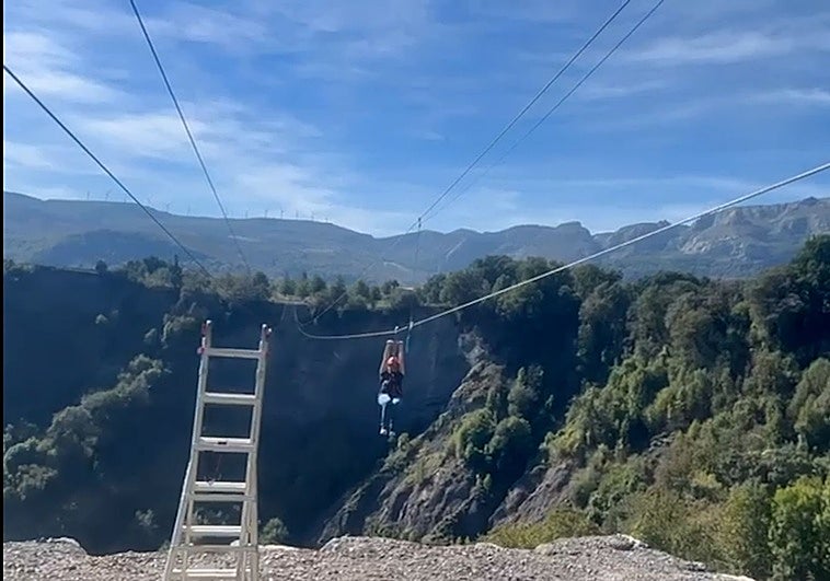 Una mujer es la primera persona en comprobar la seguridad de la instalación.