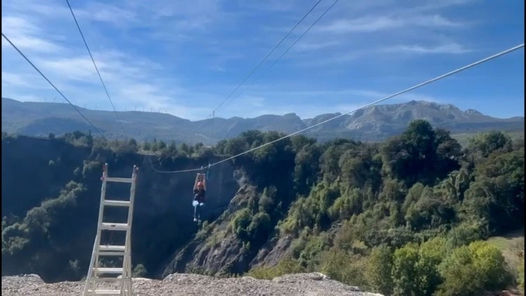 Una mujer es la primera persona en comprobar la seguridad de la instalación.