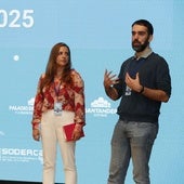 Begoña López y Javier León, de la consultora decide4AI, sobre el escenario del congreso.