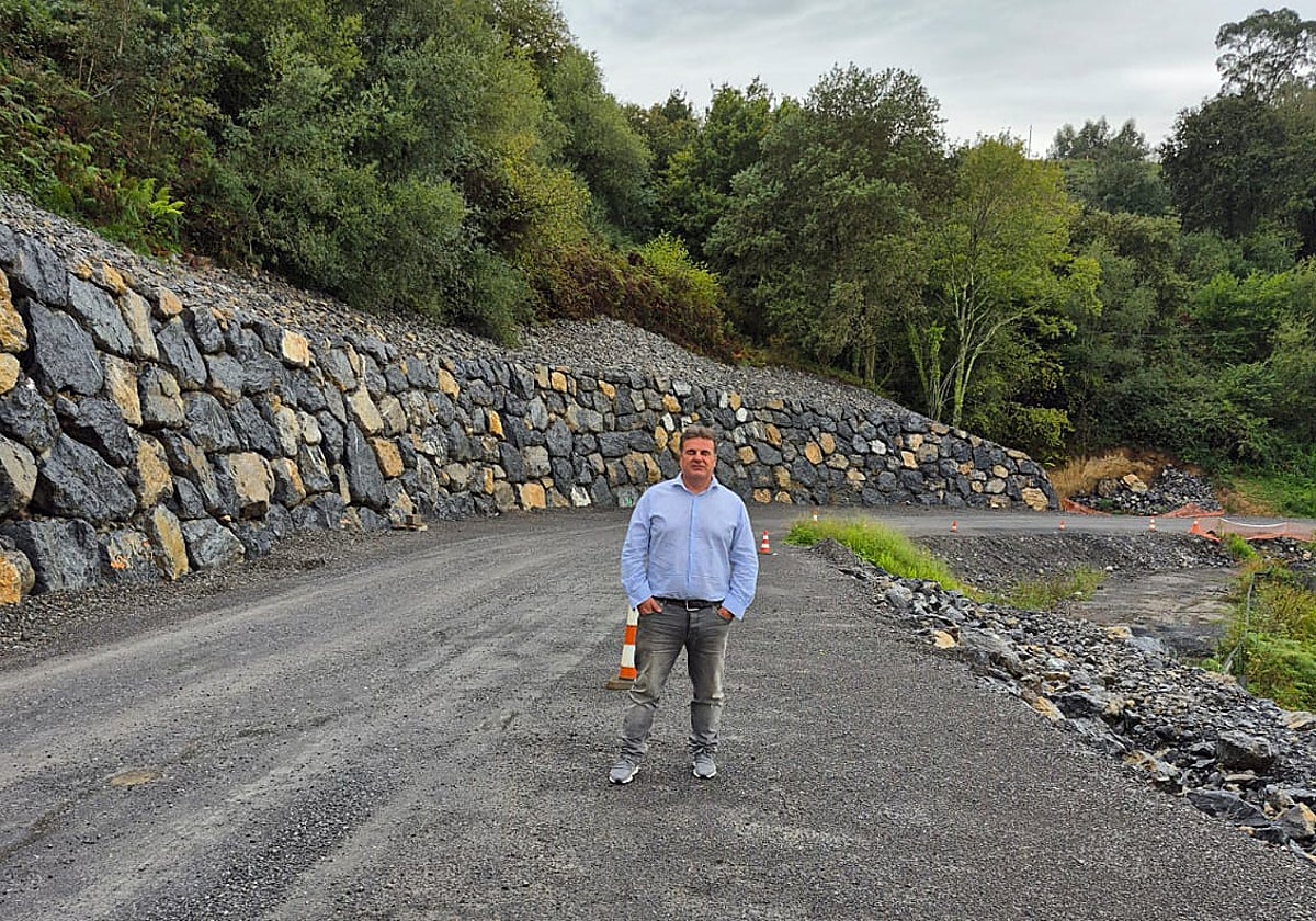 El pedáneo de Seña en la carretera que conduce a la pedanía.