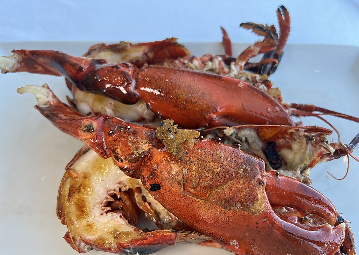 Imagen secundaria 1 - Brioche relleno de bogavante; bogavante a la plancha y tosta de boquerón en tempura.