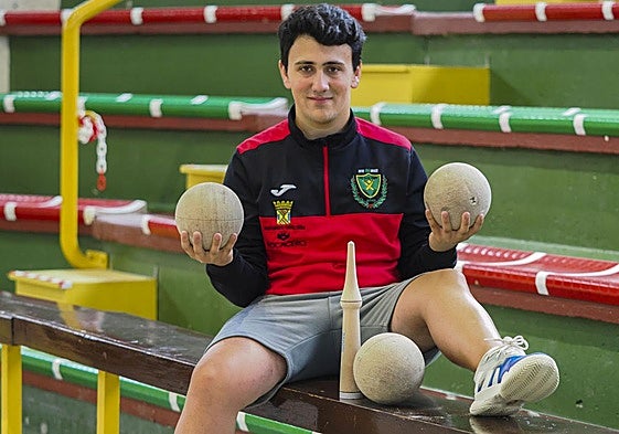 Raúl Zurita, autor de tres emboques en la misma tirada.