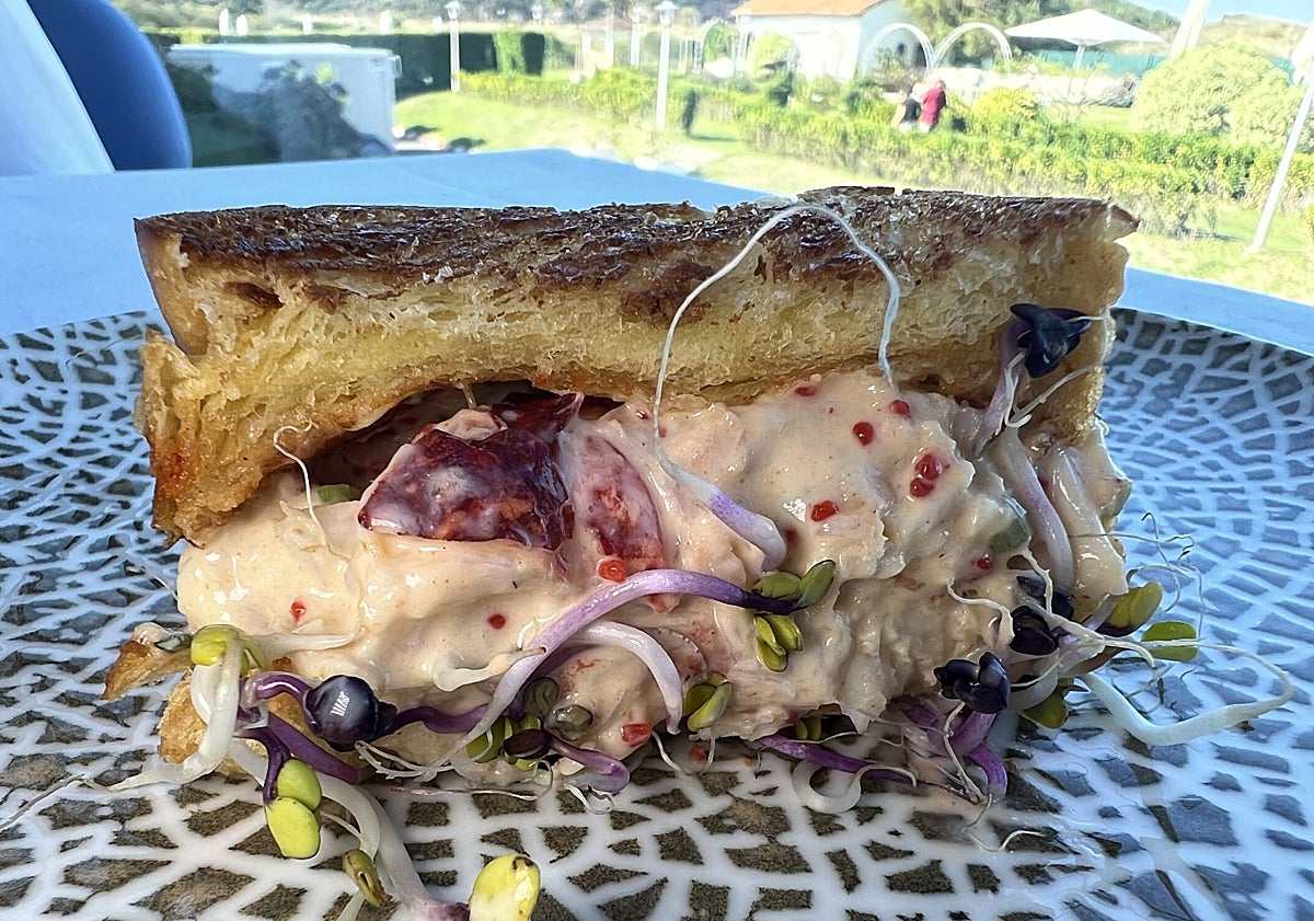 Imagen principal - Brioche relleno de bogavante; bogavante a la plancha y tosta de boquerón en tempura.