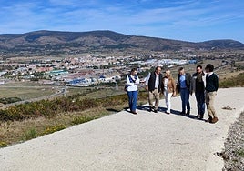 Las autoridades visitaron las obras de reparación de un camino en Matamorosa.