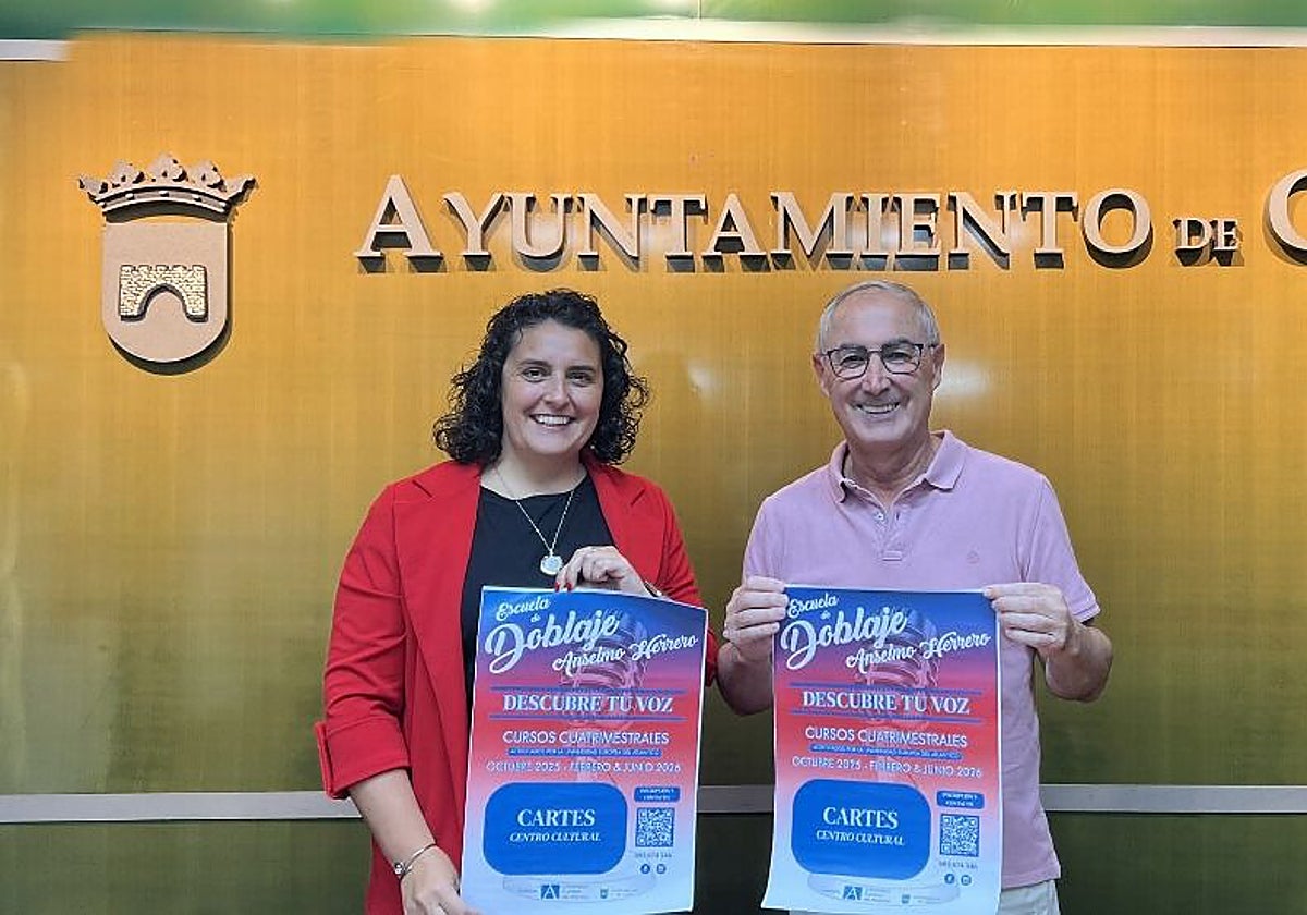 La alcaldesa, Lorena Cueto, y el profesor, Anselmo Herrero, en la presentación de la escuela.