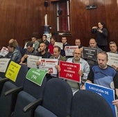 Catorce miembros de la Junta de Personal, este martes, protestan en el Pleno del Ayuntamiento de Santander por la falta de cumplimiento de los