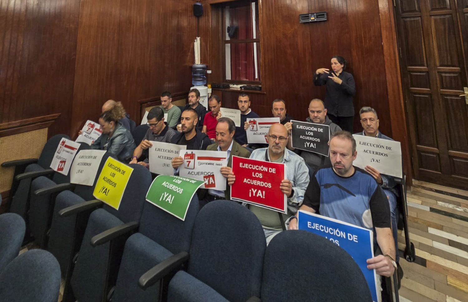 Imagen principal - La Junta de Personal del Ayuntamiento de Santander protesta en el Pleno por el «incumplimiento» de los acuerdos laborales