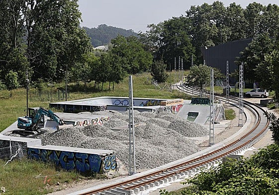Skatepark del entorno de La Lechera, parcialmente demolido para dejar paso al desvío del tren, en Torrelavega.