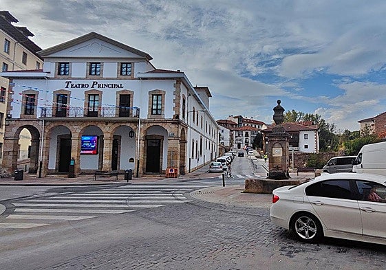 Varios vehículos aparcados en una calle de Reinosa.