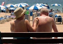 Dos jubilados disfrutan de sus vacaciones en la playa