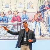 Jorge Calvo, investigador en IA, con una de las diapositivas de fondo que le han servido para ilustrar el impacto de la inteligencia artificial en la educación.