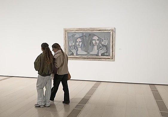 Visitantes en la exposición de la artista Maruja Mallo en el Centro Botín.