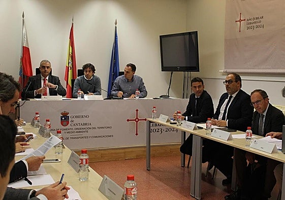 Reunión de la Mesa del Ferrocarrill, este lunes en la estación de autobuses de Santander.