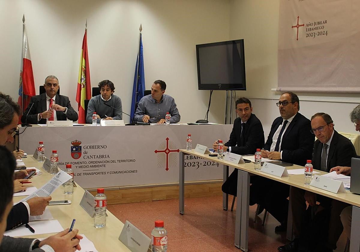 Reunión de la Mesa del Ferrocarrill, este lunes en la estación de autobuses de Santander.