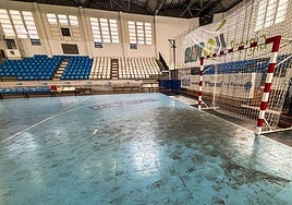 El área más cercana a las porterías es la más degradada, con cientos de huellas y marcas de manos.