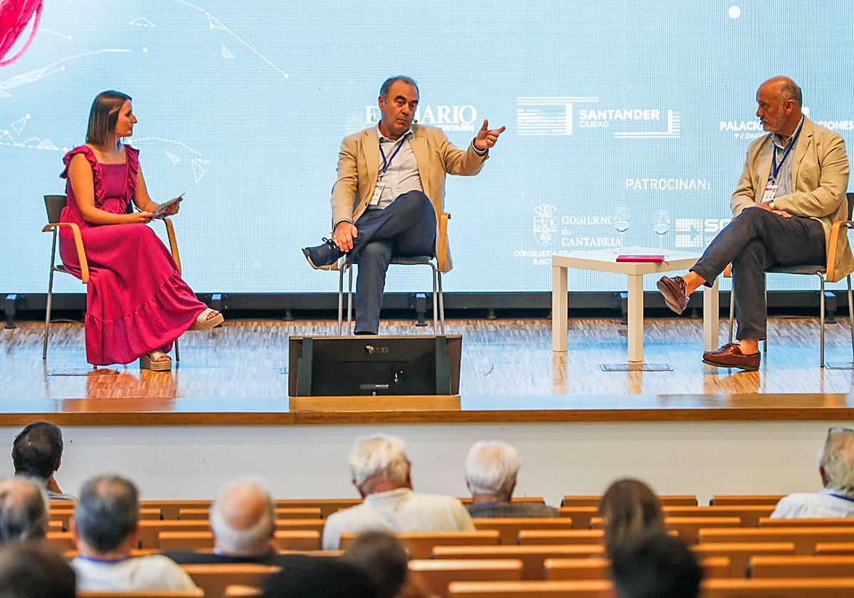 Samira Hidalgo, Marcos López Hoyos y Piero Crespo durante el panel dedicado a la IA en medicina.