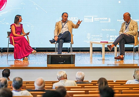 Samira Hidalgo, Marcos López Hoyos y Piero Crespo durante el panel dedicado a la IA en medicina.