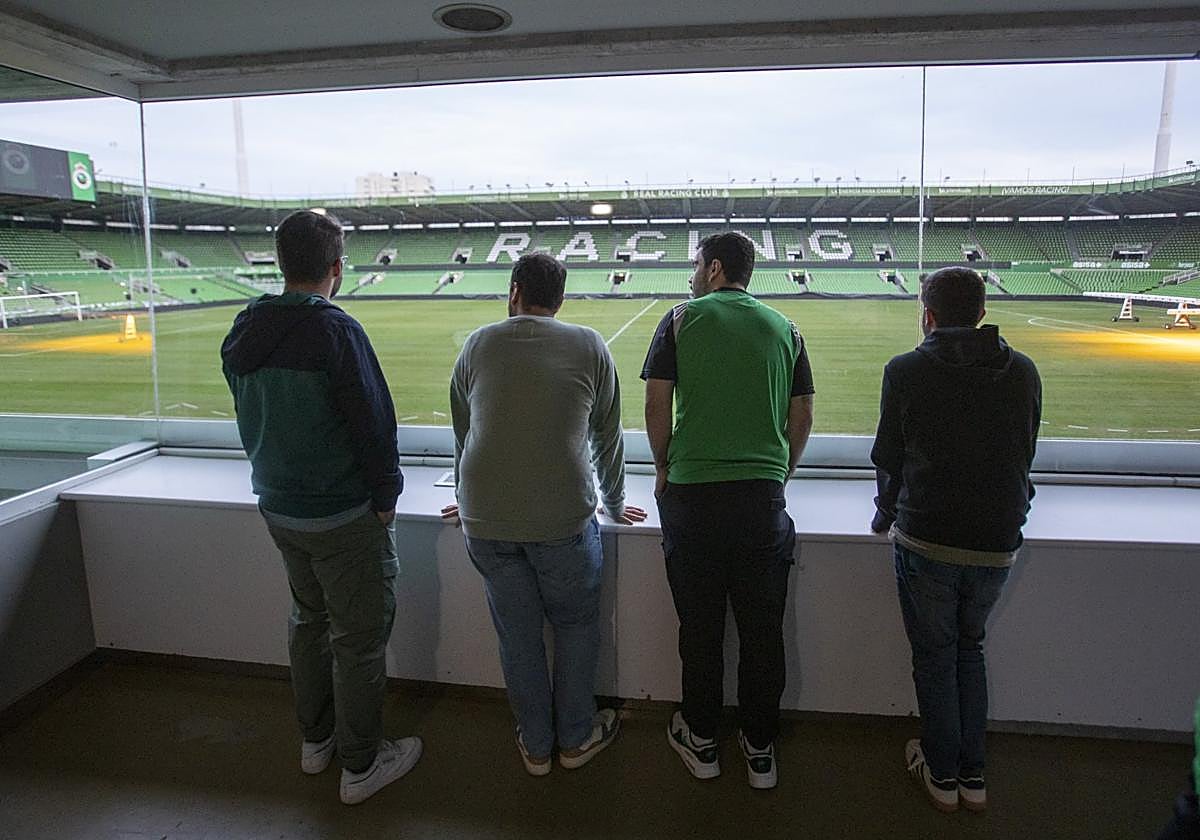 El terreno de juego y la grada, vistos desde uno de los boxes.