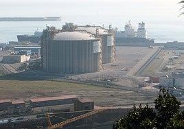 En primer término, la parcela junto a la regasificadora donde se instalarán los parques de baterías.