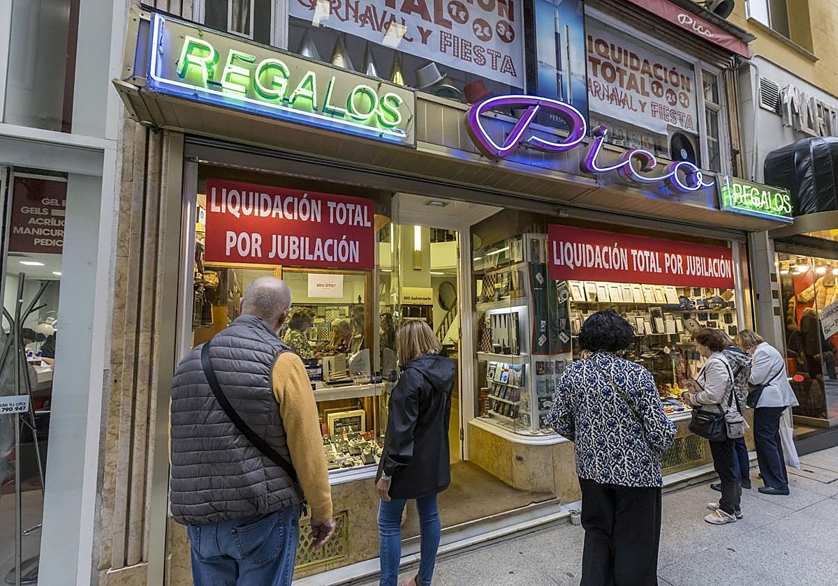 Cierre por jubilación del histórico comercio Regalos Pico, en Santander.