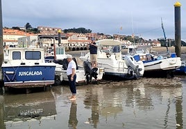 El propietario Carlos Pechón y el vicepresidente del Club Náutico, Jesús Peñil, evidencian la situación.