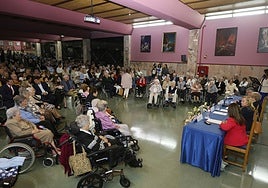 Residentes, familias y autoridades asisten al acto de homenaje a los mayores de la Fundación Asilo San José, ayer, en Torrelavega.