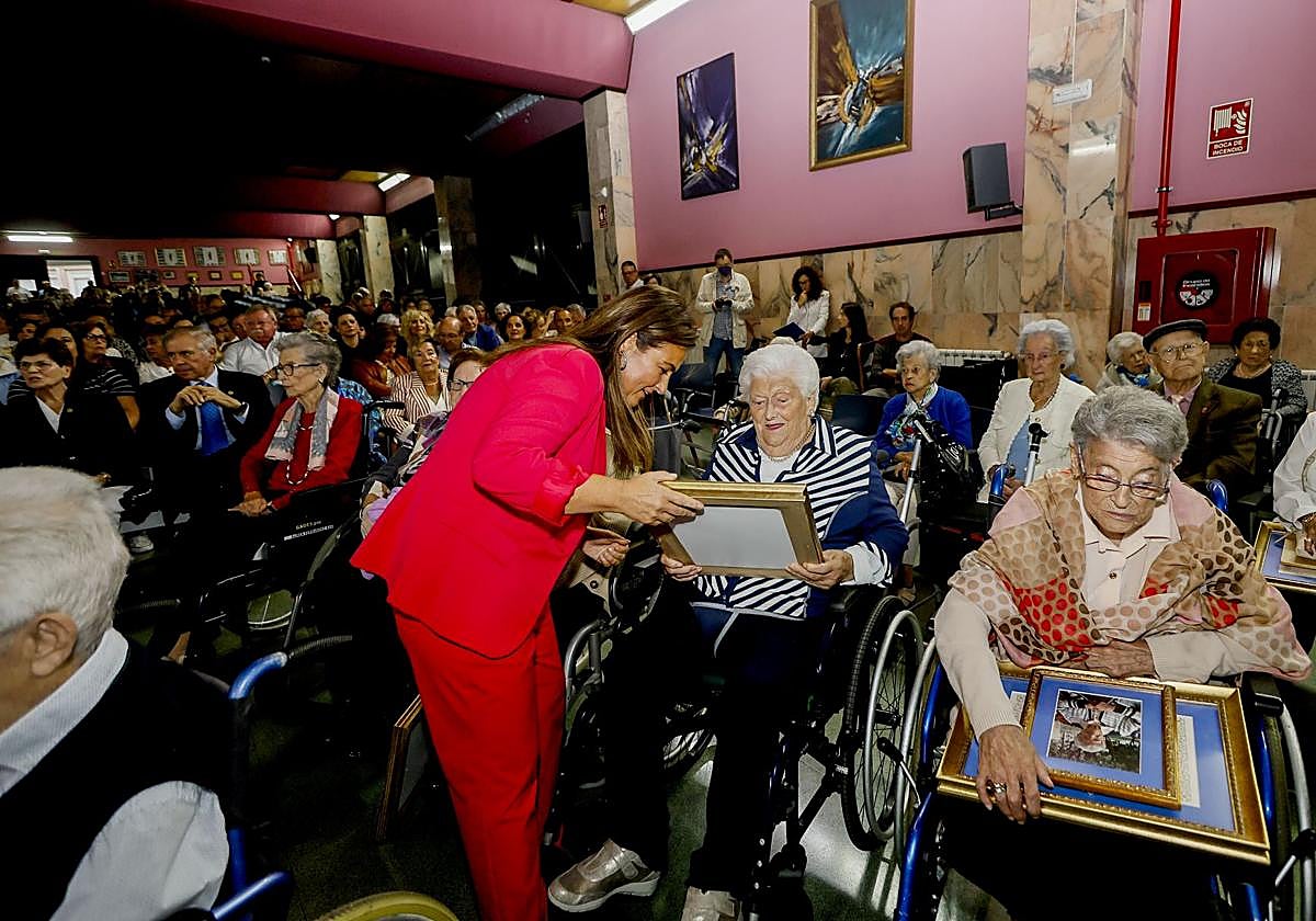 El homenaje a los mayores del Asilo de Torrelavega, en imágenes