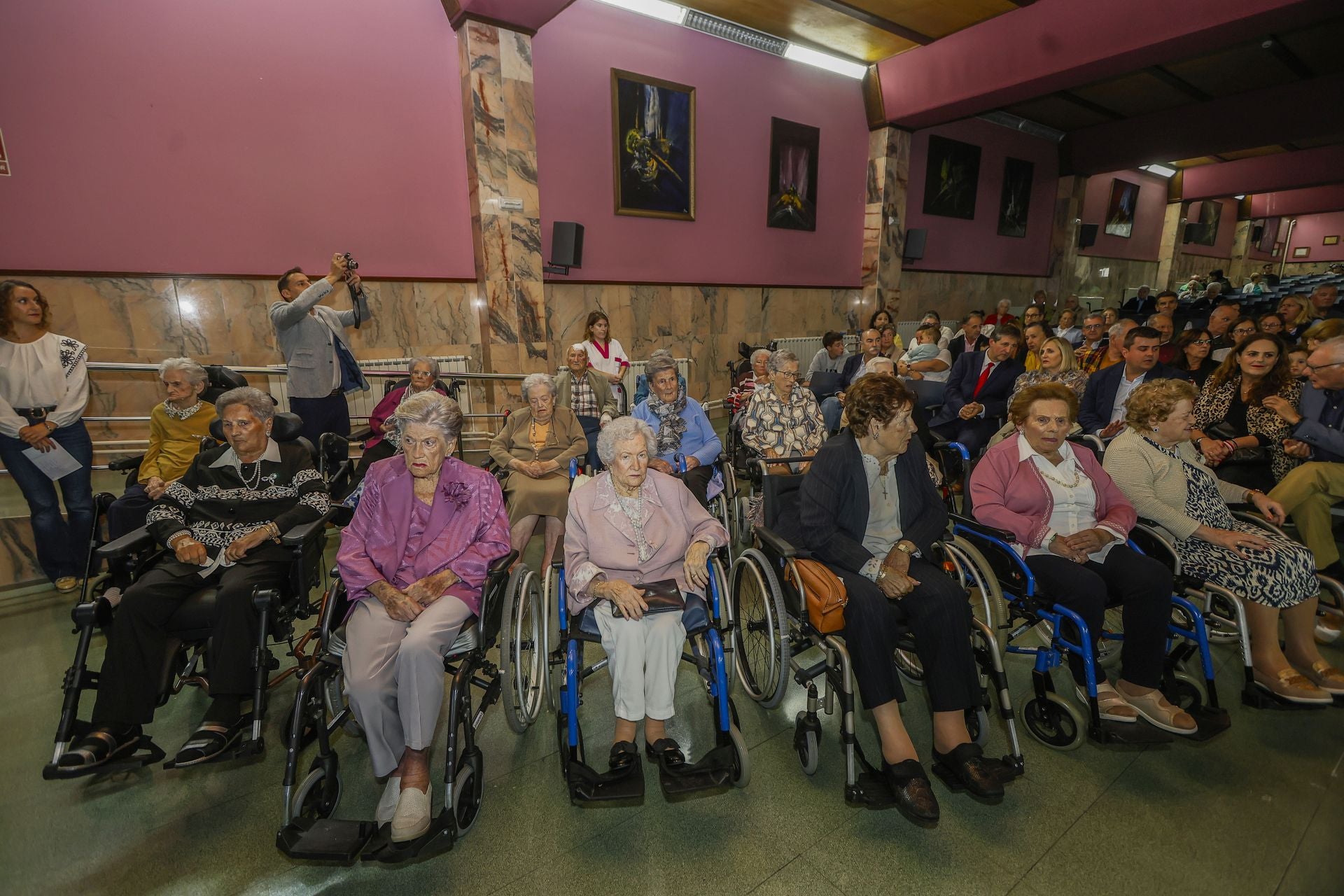 Los mayores y sus familias llenaron las primeras filas del salón de actos. 