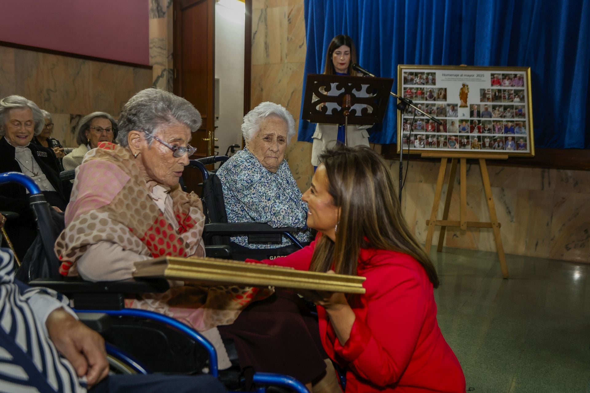 La consejera de Inclusión Social charla con una de las residentes distinguidas este miércoles, durante el acto. 