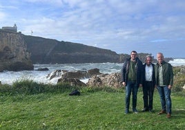 Revilla, Barbón y Urkullu posan el pasado domingo ante un mar Cantábrico embravecido, con el faro de la Punta de la Silla al fondo.