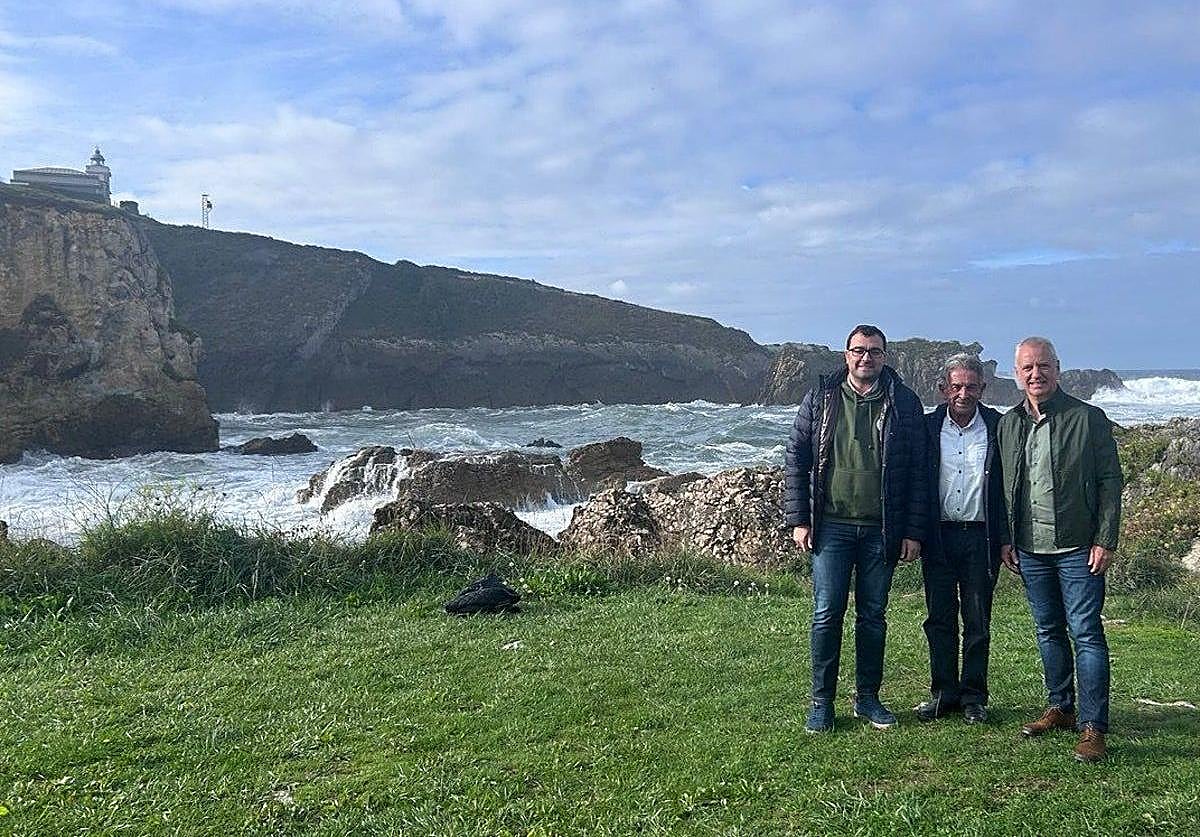 Revilla, Barbón y Urkullu posan el pasado domingo ante un mar Cantábrico embravecido, con el faro de la Punta de la Silla al fondo.