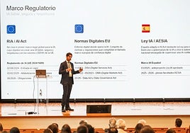 El ponente Emilio Latorre sobre el escenario del congreso.