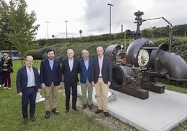 Fernando Rodríguez, Santiago Hernández, Eduardo Arasti, Pedro Hernández y Fernando Mirapeix, junto a la turbina.