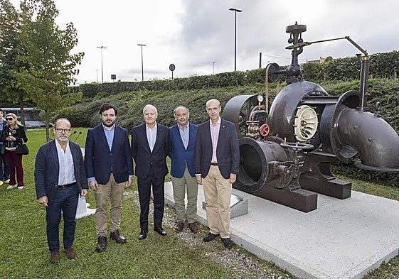 Fernando Rodríguez, Santiago Hernández, Eduardo Arasti, Pedro Hernández y Fernando Mirapeix, junto a la turbina.