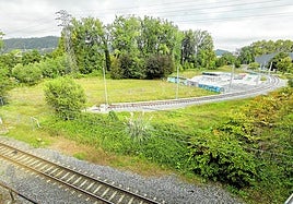 El nuevo recorrido del desvío provisional del tren junto al trazado original, en la zona de las pistas de skate, en Torrelavega.