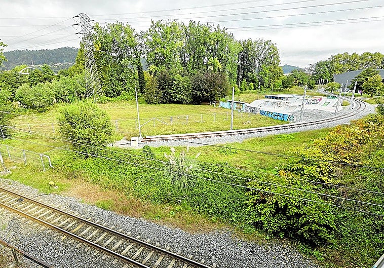 El nuevo recorrido del desvío provisional del tren junto al trazado original, en la zona de las pistas de skate, en Torrelavega.