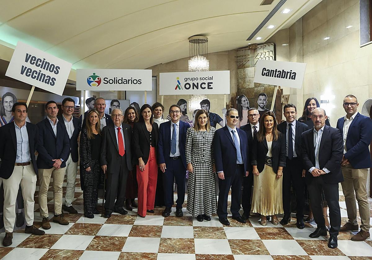 Foto de familia de las autoridades y los galardonados en la entrega de los Premios Solidarios del Grupo Social ONCE.