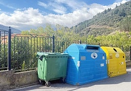Cubos de basura en una calle de Potes.