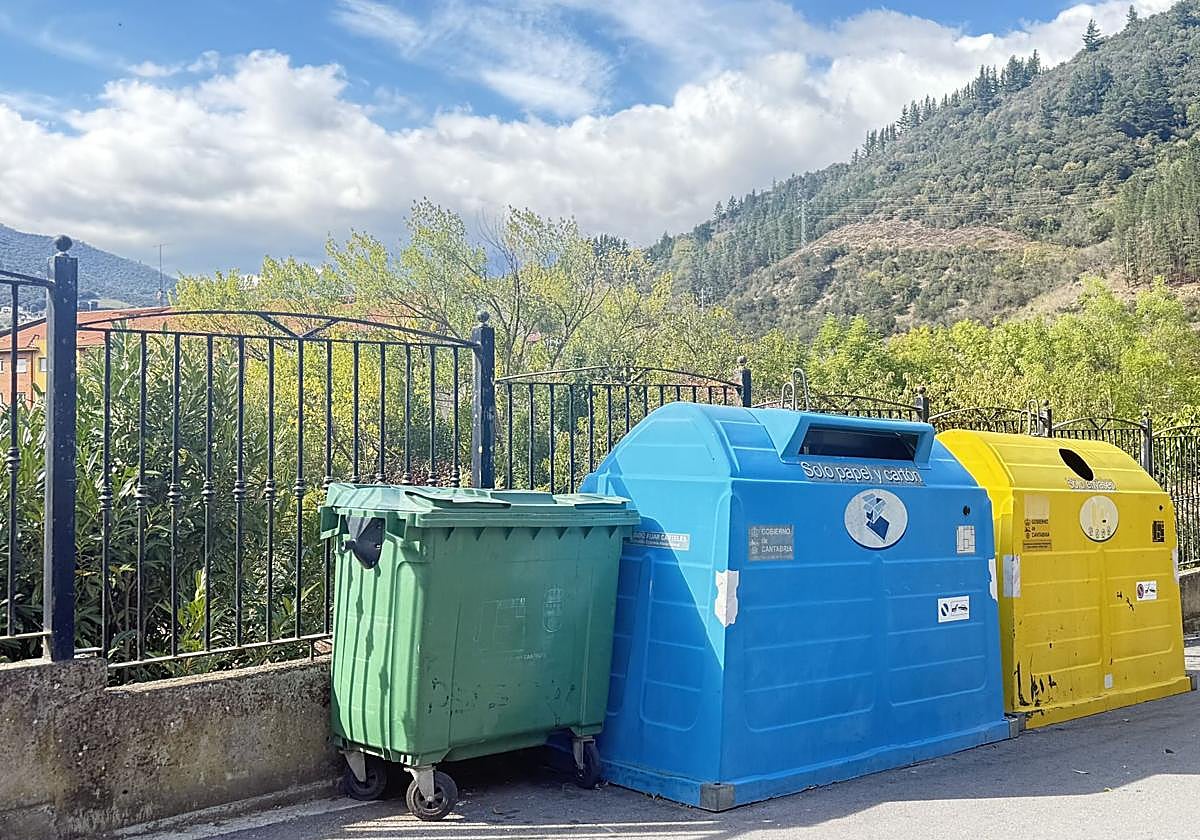Cubos de basura en una calle de Potes.