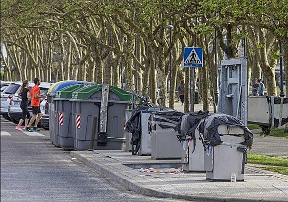Contenedores soterrados en Santander, precintados por su mal estado.