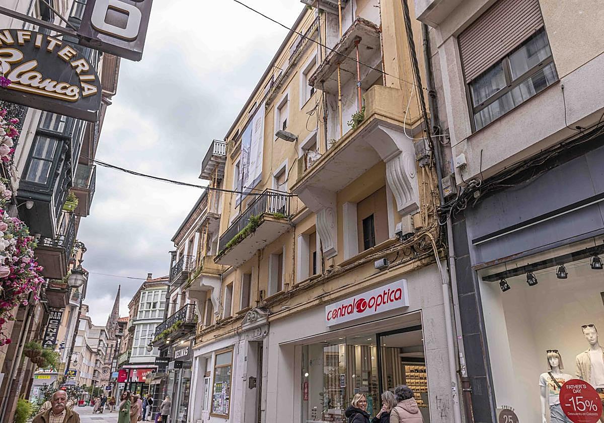 Edificio que será reacondicionado con las obras, en la calle Consolación de Torrelavega.