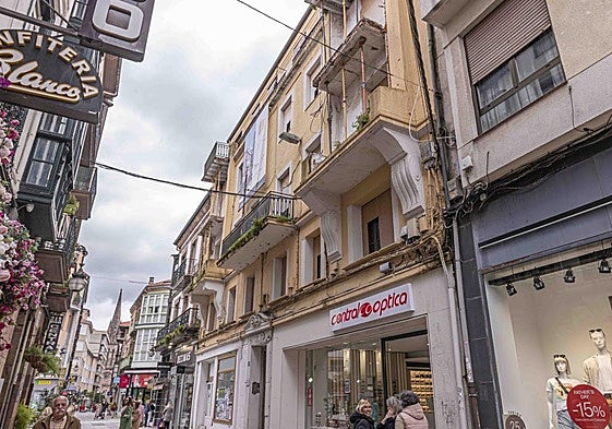Edificio que será reacondicionado con las obras, en la calle Consolación de Torrelavega.