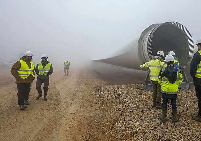 Los responsables de la obra junto a las piezas.
