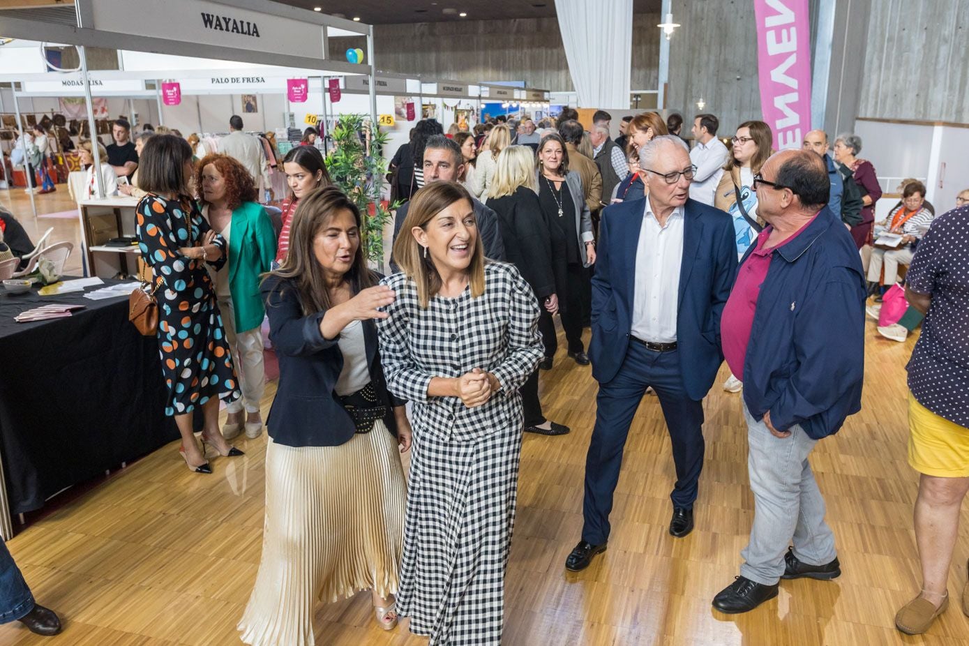 La presidenta de Cantabria, María José Sáenz de Buruaga, y la consejera de Inclusión Social, Isabel Gómez del Río, visitan la Feria de Mayores.