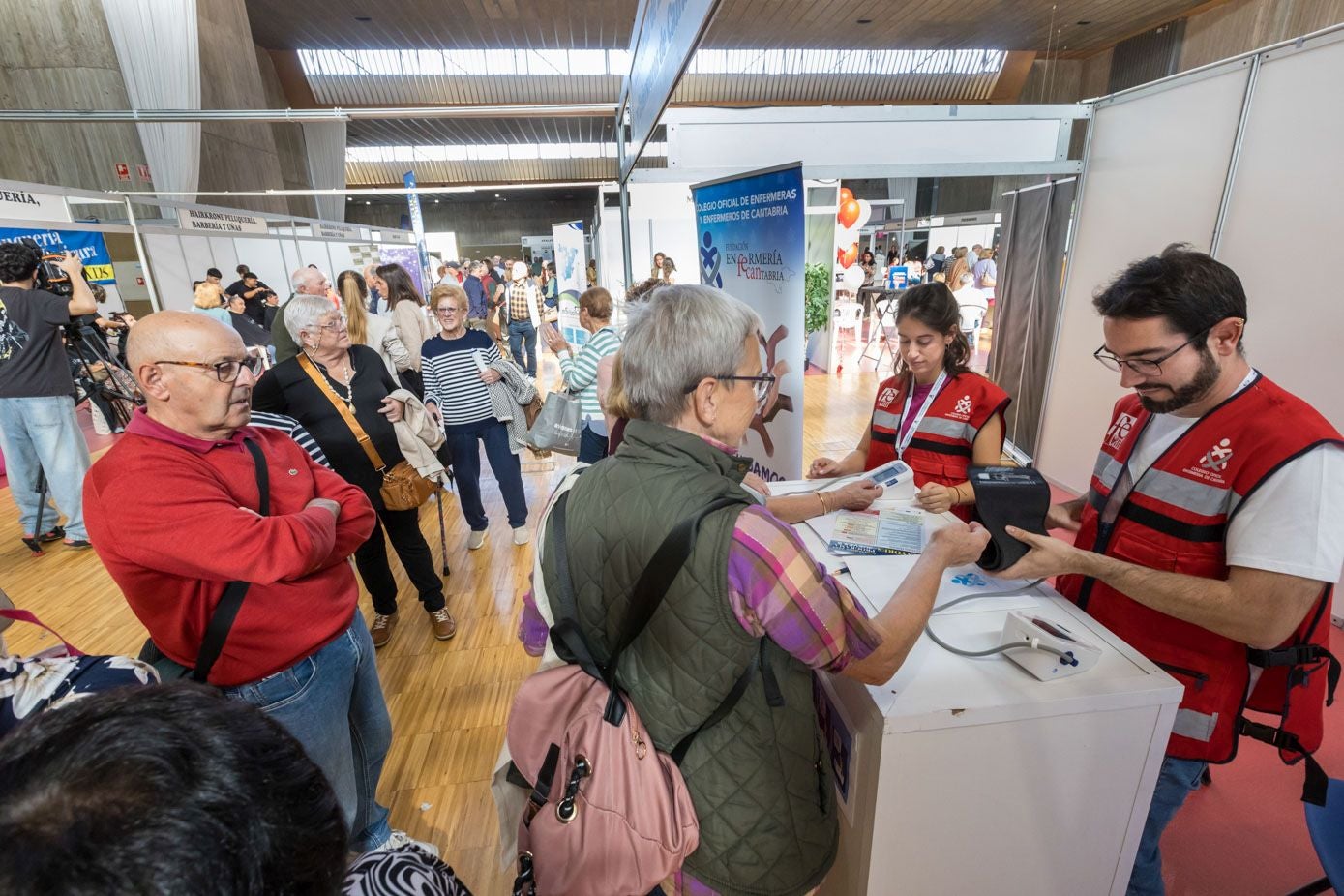 Stand del Colegio de Enfermería en el que toman la tensión a quien lo desee.