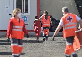 Miembros de Cruz Roja acompañan a niños migrantes en Canarias.