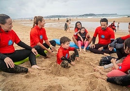 Los monitores y los niños de 'Disfruta del Mar' comparten una mañana de surf.