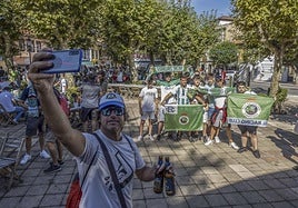 Aficionados se fotografían en los aledaños del El Molinón.